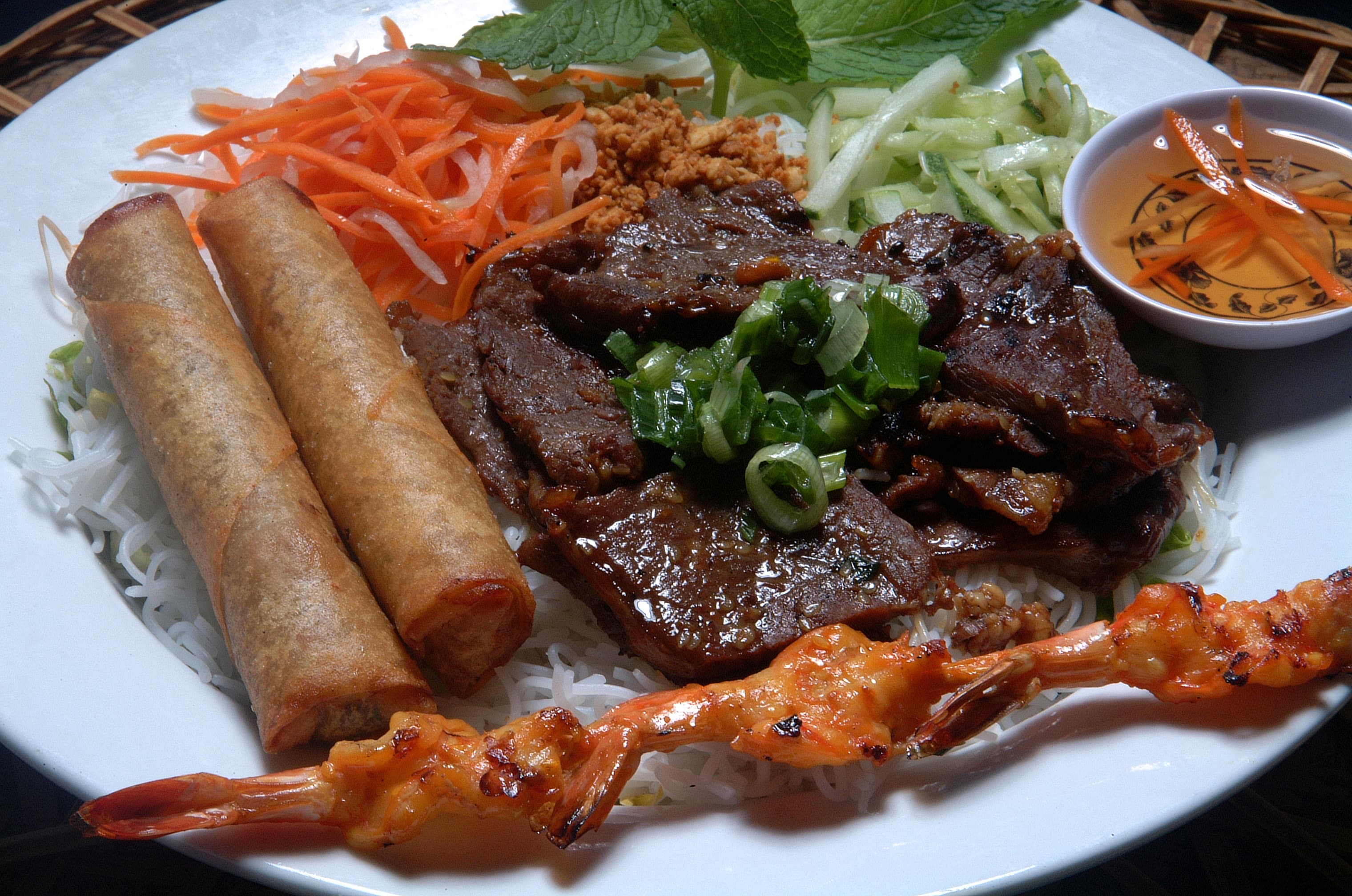Vermicelli with charbroiled proteins